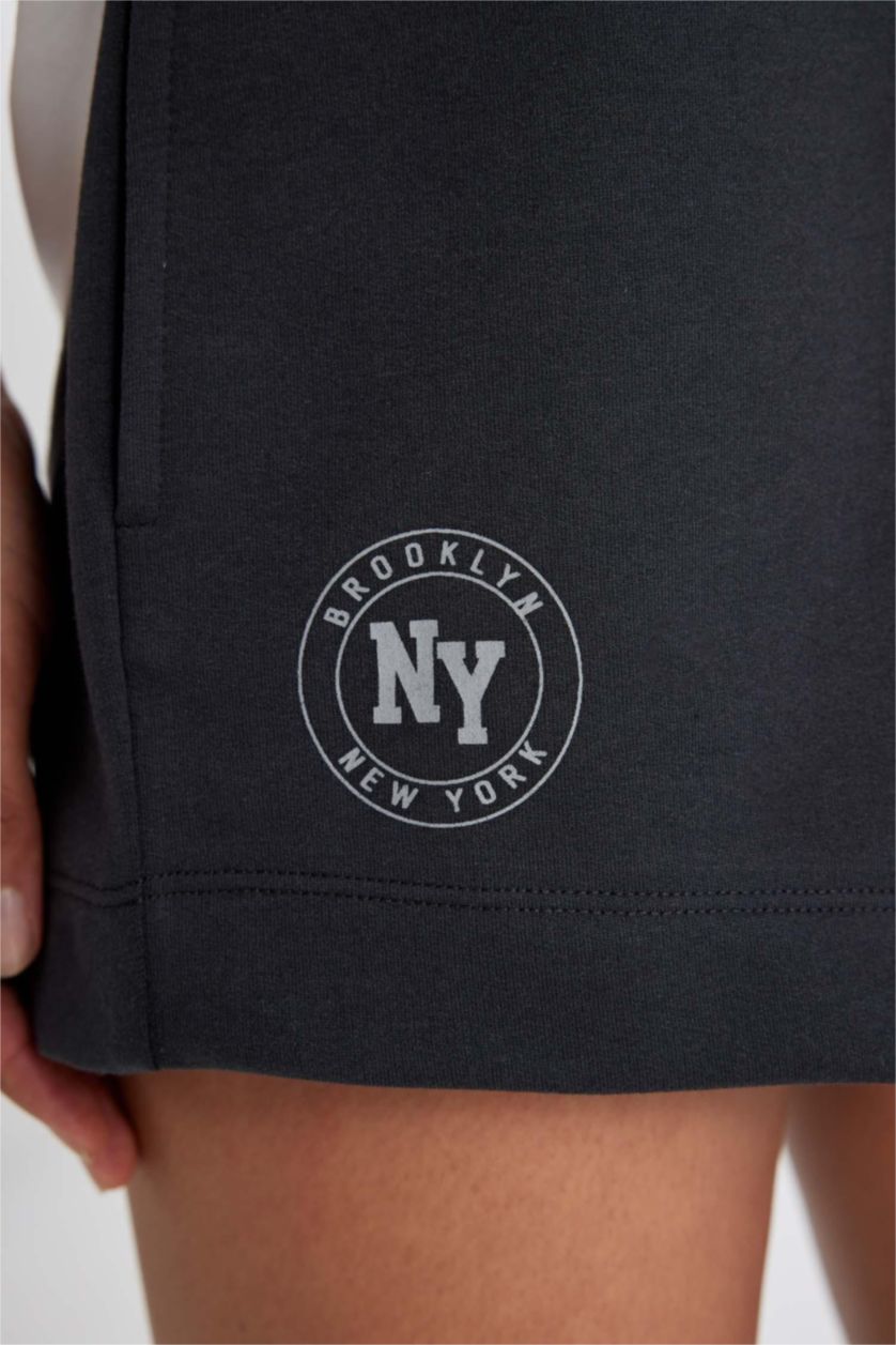 حريمي أنثرا شورت قصير بطبعة شعار من DeFactoFit