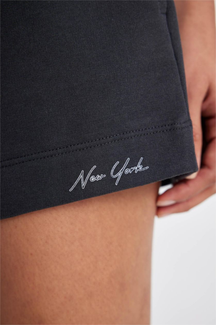 حريمي أنثرا شورت قصير بطبعة شعار من DeFactoFit