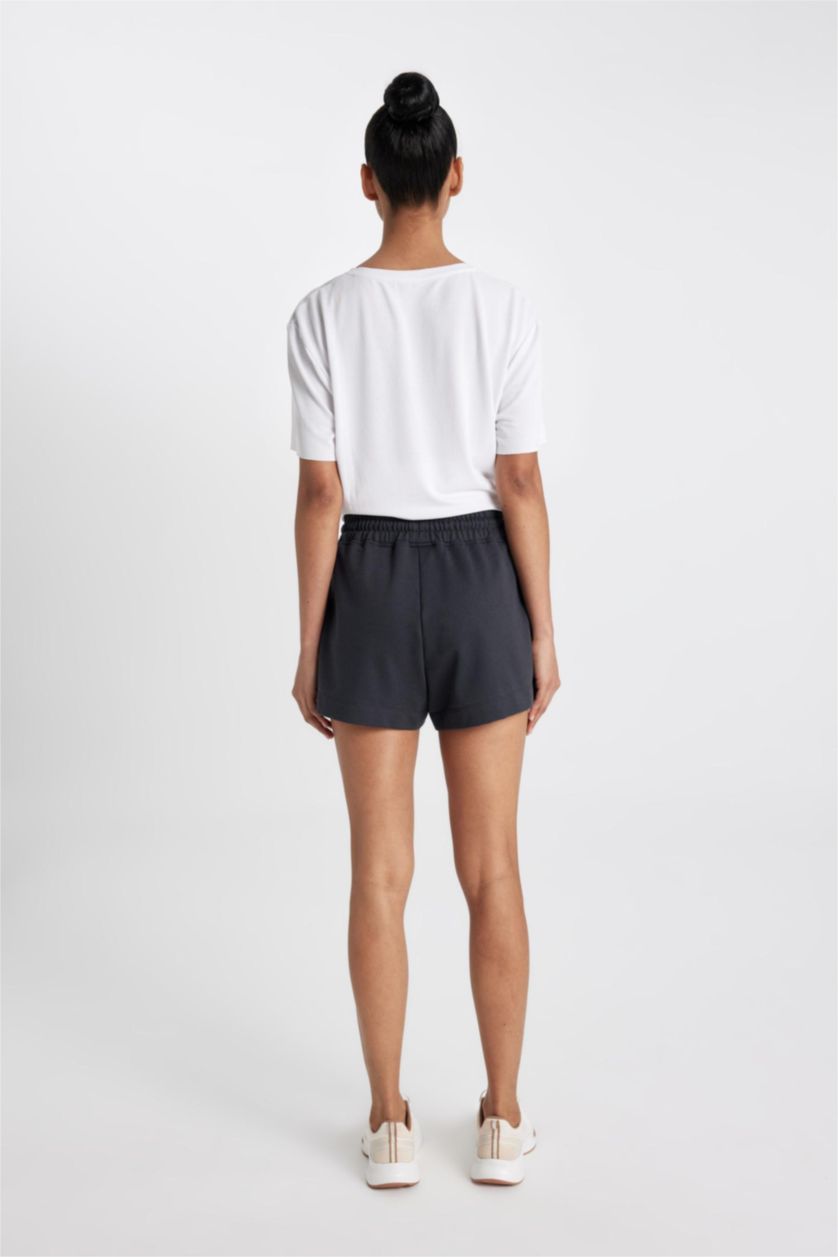 حريمي أنثرا شورت قصير بطبعة شعار من DeFactoFit