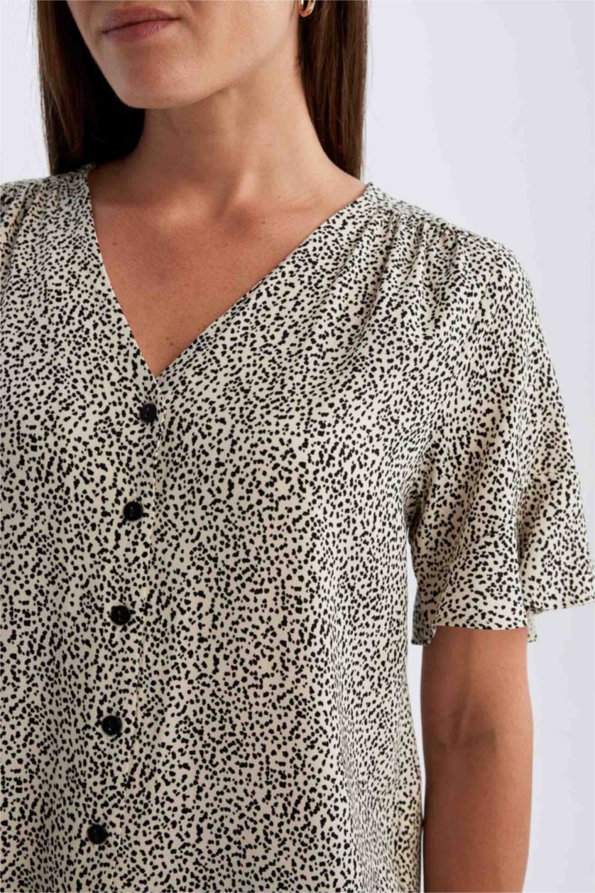 نساء اللون الرملي قميص نص ردن قصة عادية بياخة V