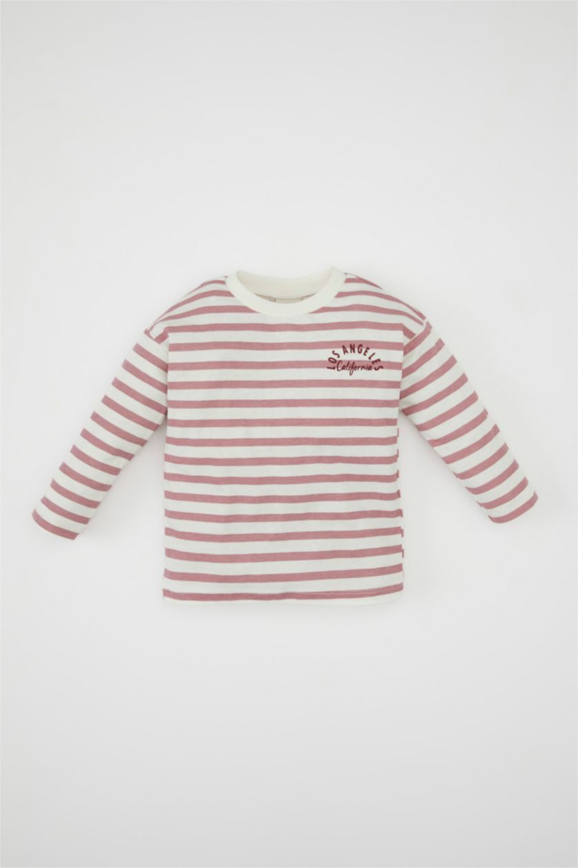 طفلة صغيرة بيج فاتح تيشيرت بناتي مخطط قصة عادية وكم طويل