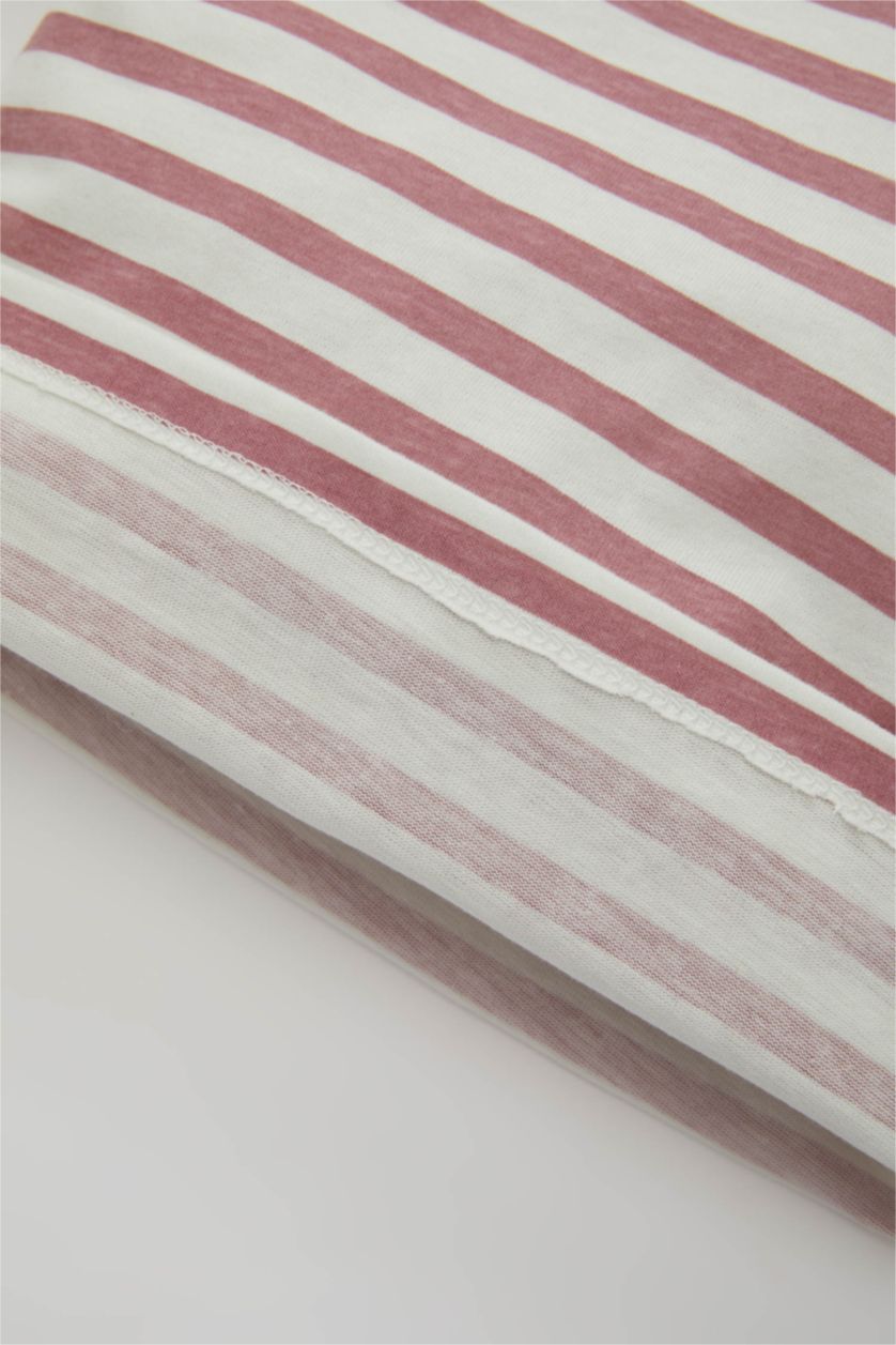 طفلة صغيرة بيج فاتح تيشيرت بناتي مخطط قصة عادية وكم طويل