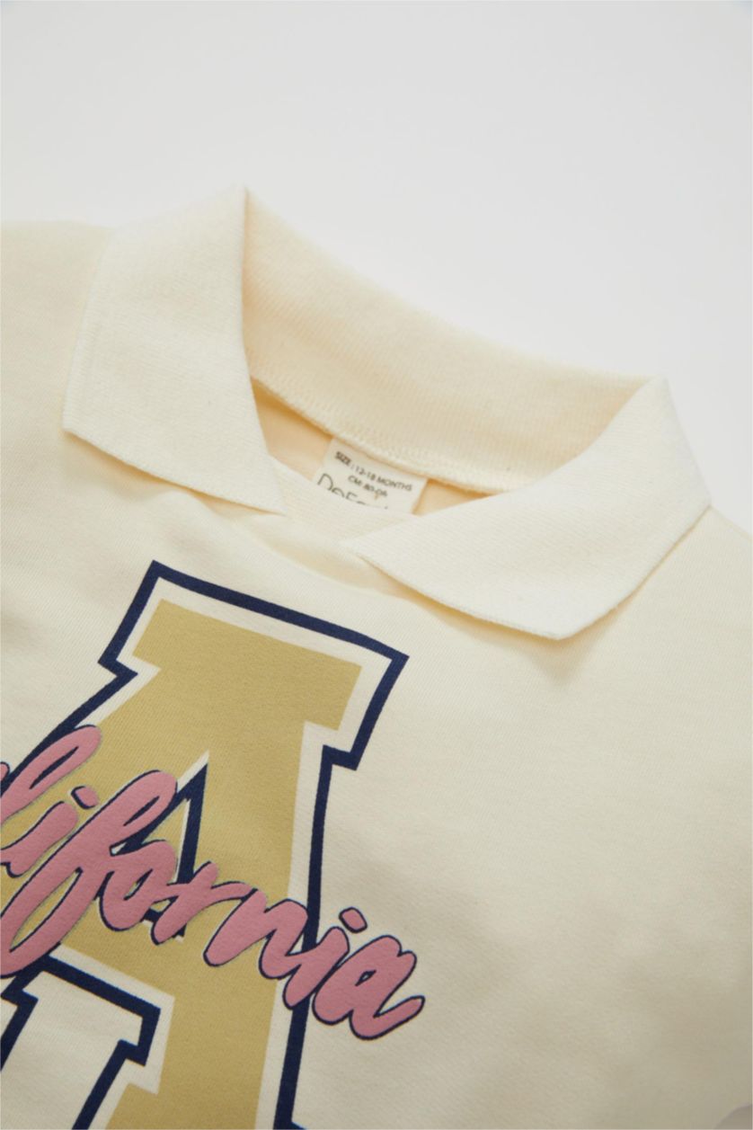 طفلة صغيرة بيج فاتح سويت شيرت بناتي بطبعة شعار قصة عادية