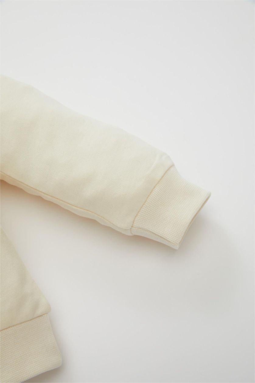 طفلة صغيرة بيج فاتح سويت شيرت بناتي بطبعة شعار قصة عادية