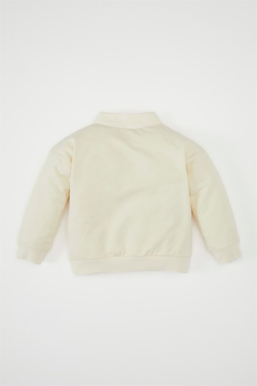 طفلة صغيرة بيج فاتح سويت شيرت بناتي بطبعة شعار قصة عادية