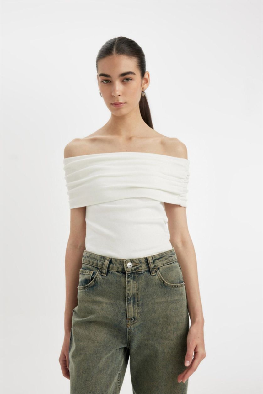 نساء بيج فاتح تيشيرت سليم فيت نص كم وكتف مكشوف