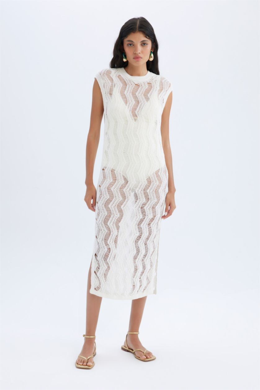 Kadın Ekru Bisiklet Yaka Kolsuz Yırtmaçlı Beyaz Midi Triko Elbise
