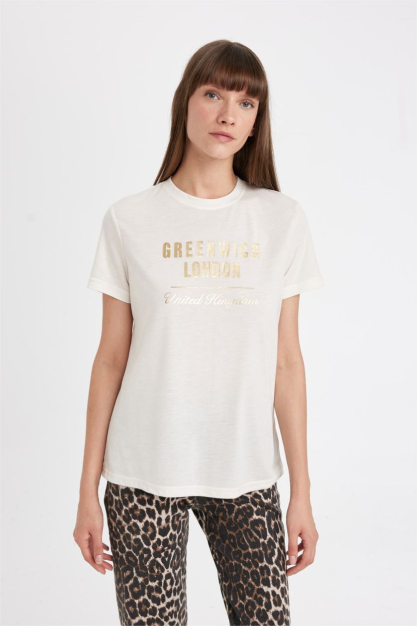 حريمي بيج فاتح تيشيرت مطبوع قصة عادية برقبة مستديرة