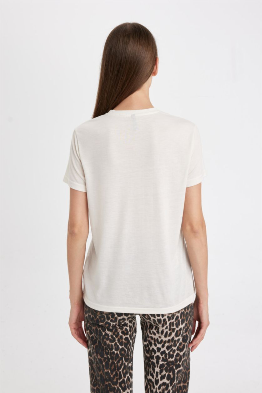 حريمي بيج فاتح تيشيرت مطبوع قصة عادية برقبة مستديرة