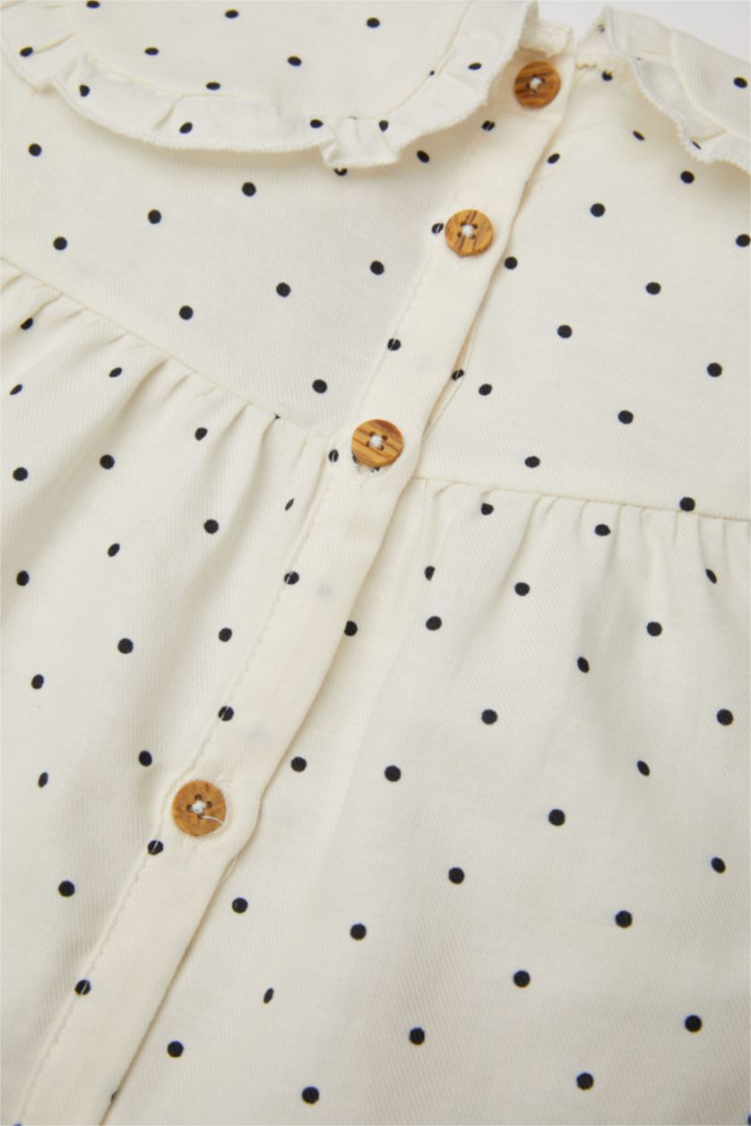 طفلة صغيرة بيج فاتح قميص بيبي بناتي منقط كم طويل تويل قصة عادية بياقة كبيرة