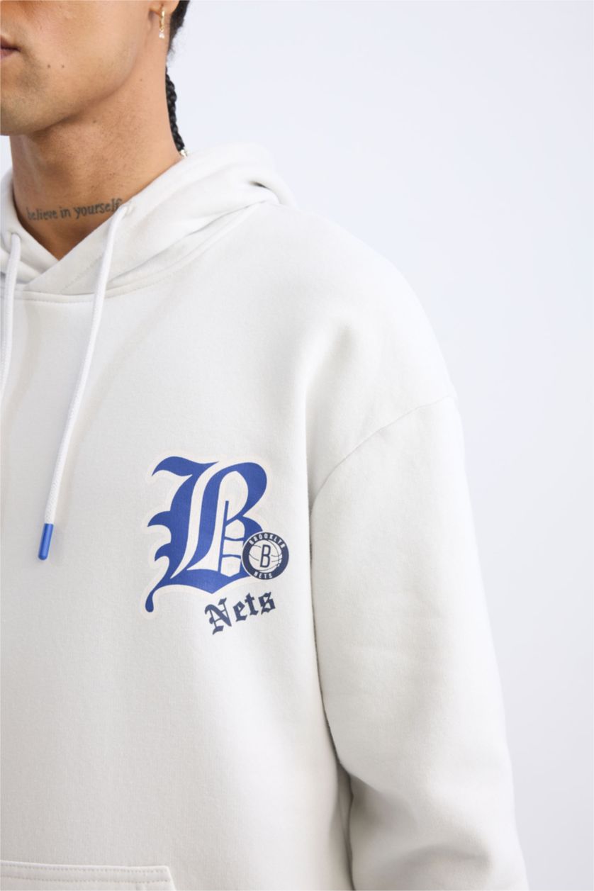 Erkek Taş NBA Brooklyn Nets Comfort Fit Rahat Kalıp Kapüşonlu Kalın Sırt Baskılı Sweatshirt