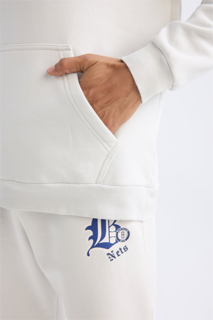 Erkek Taş NBA Brooklyn Nets Comfort Fit Rahat Kalıp Kapüşonlu Kalın Sırt Baskılı Sweatshirt