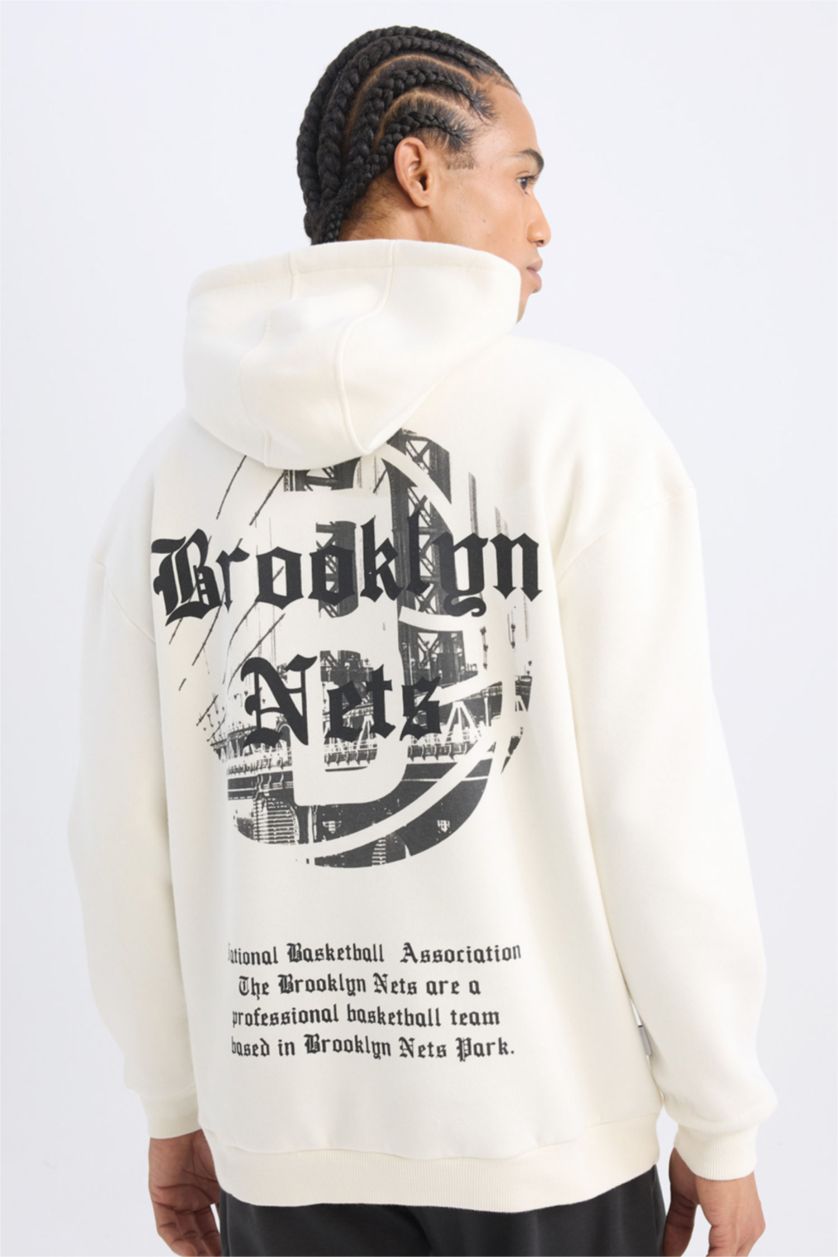 Erkek Ekru NBA Brooklyn Nets Comfort Fit Rahat Kalıp Kapüşonlu Kalın Sırt Baskılı Sweatshirt