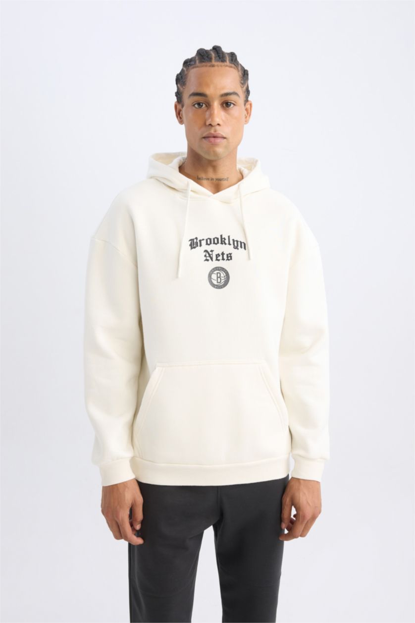 Erkek Ekru NBA Brooklyn Nets Comfort Fit Rahat Kalıp Kapüşonlu Kalın Sırt Baskılı Sweatshirt