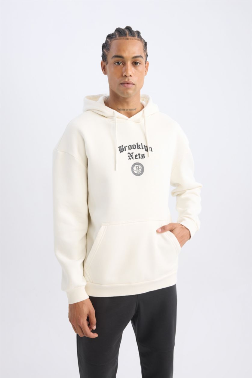 Erkek Ekru NBA Brooklyn Nets Comfort Fit Rahat Kalıp Kapüşonlu Kalın Sırt Baskılı Sweatshirt