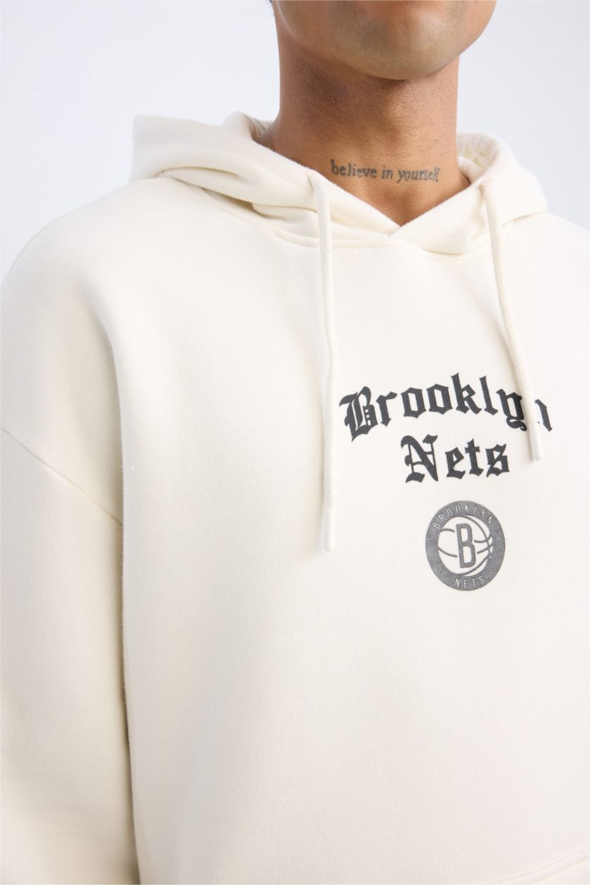 Erkek Ekru NBA Brooklyn Nets Comfort Fit Rahat Kalıp Kapüşonlu Kalın Sırt Baskılı Sweatshirt