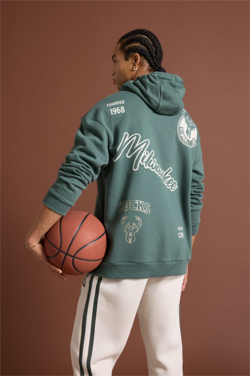 Erkek Koyu Yeşil NBA Milwaukee Bucks Boxy Fit Kapüşonlu Sırt Baskılı Kanguru Cepli Kalın Sweatshirt
