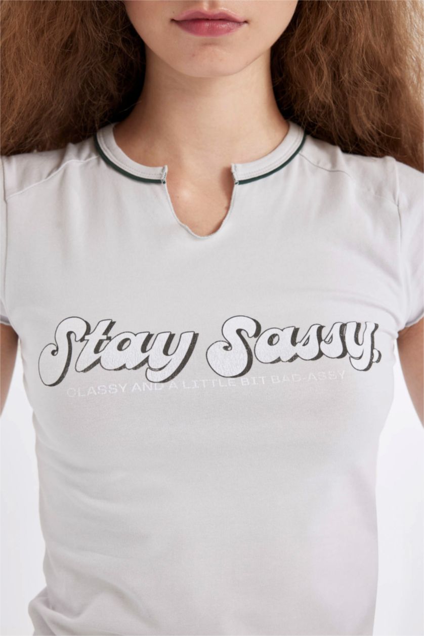 Kadın Açık Gri Fıtted V Yaka Baskılı Kısa Kollu Tişört