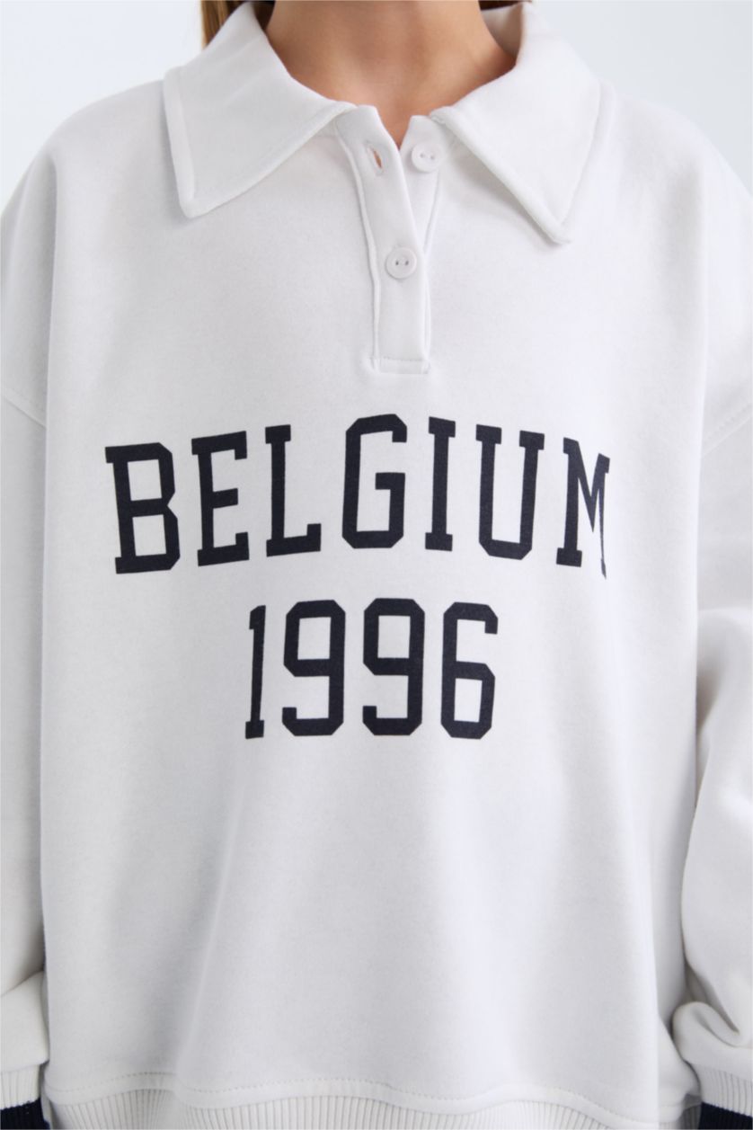 بنات أبيض سويت شيرت بناتي واسع بطبعة شعار برقبة بولو