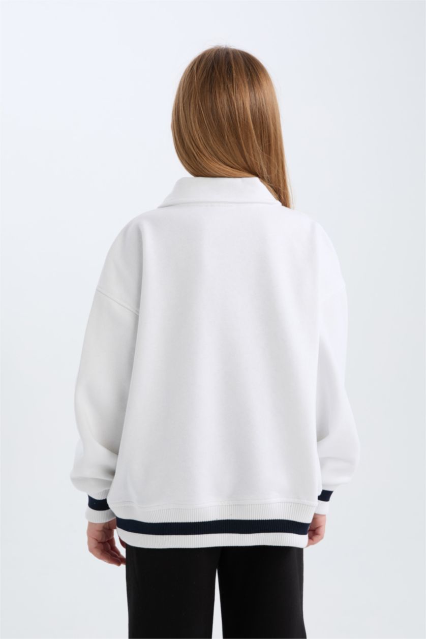 بنات أبيض سويت شيرت بناتي واسع بطبعة شعار برقبة بولو