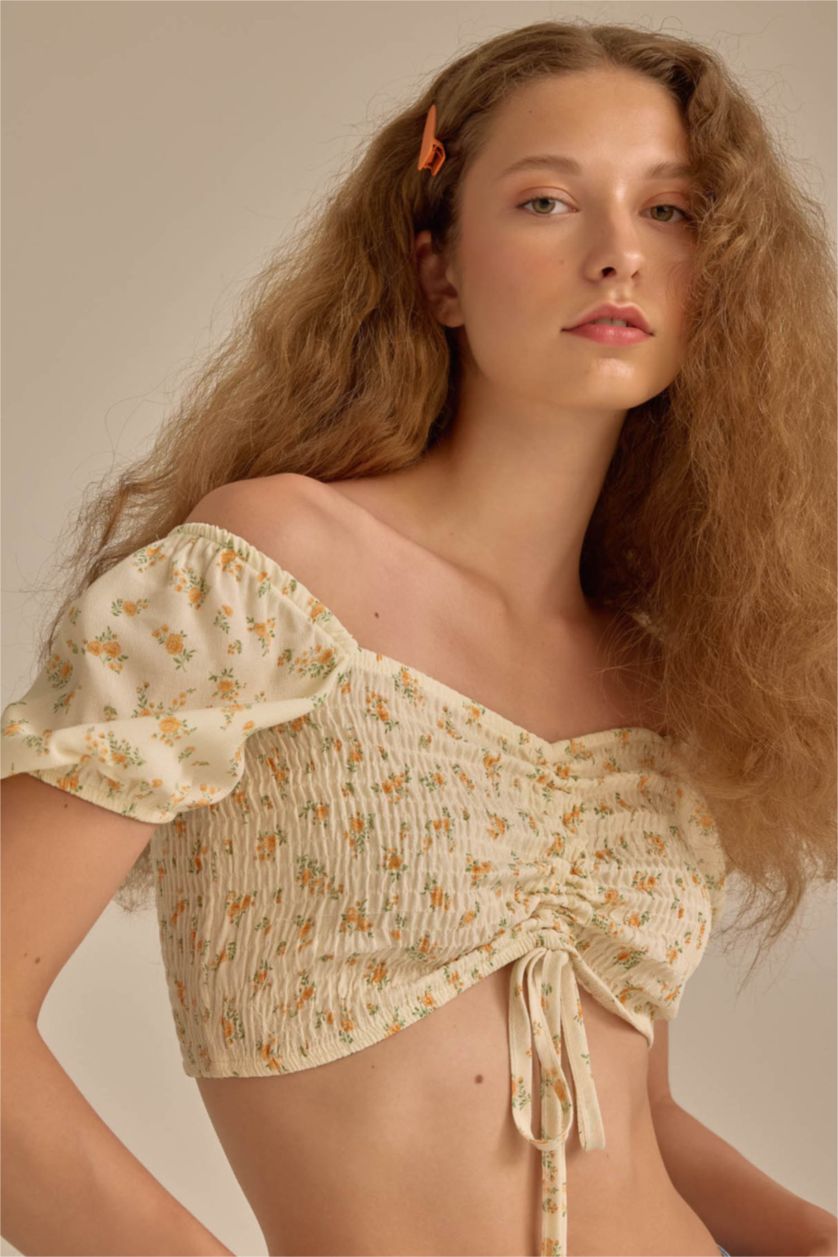 Kadın Ekru Fitted Crop Desenli Maroken Kısa Kollu Bluz