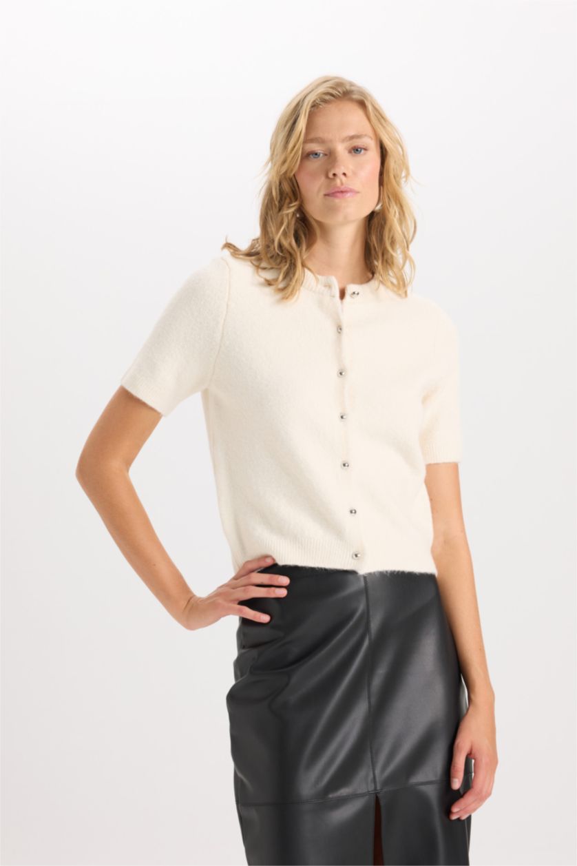 Kadın Ekru Regular Fit Bisiklet Yaka Basic Düz Düğmeli Kısa Kollu Triko Hırka
