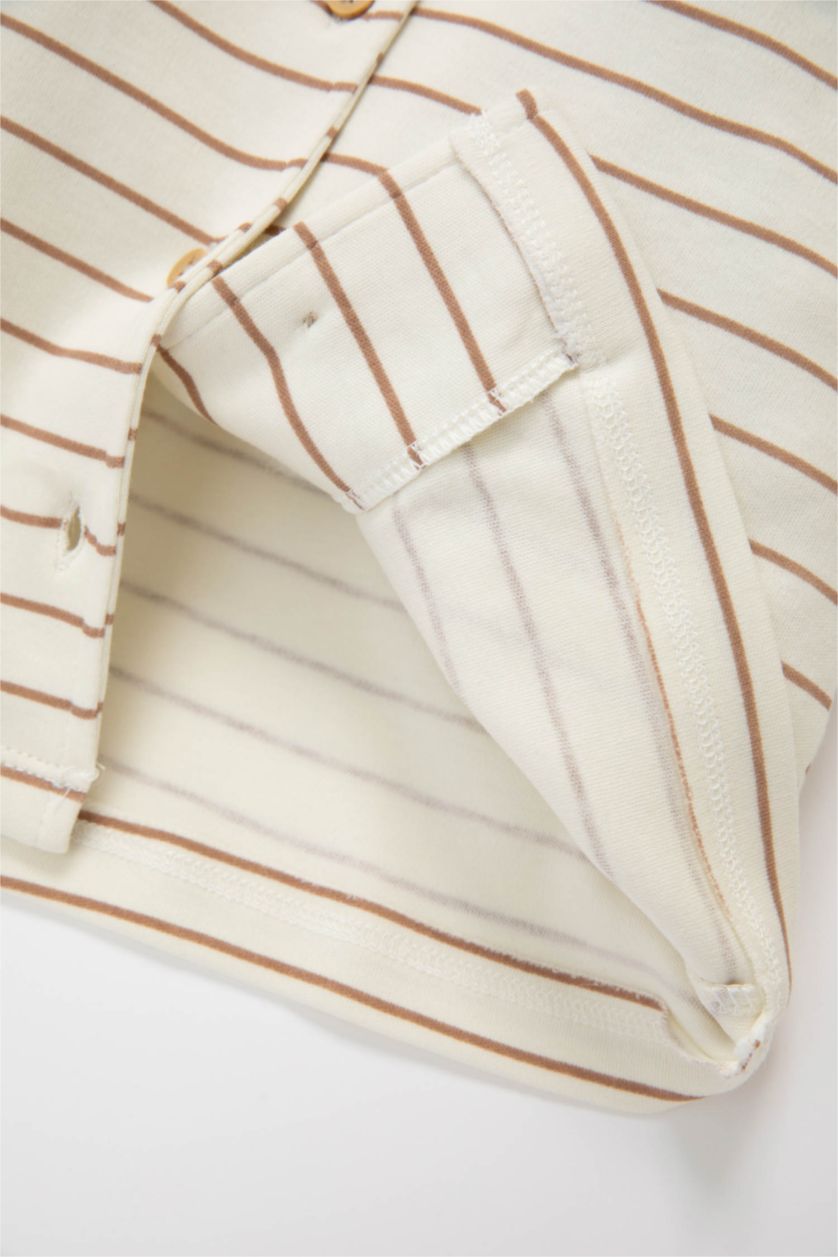 طفل صغير بيج فاتح طقم بيجاما بيبي اولادي مخطط قصة عادية - قطعتين