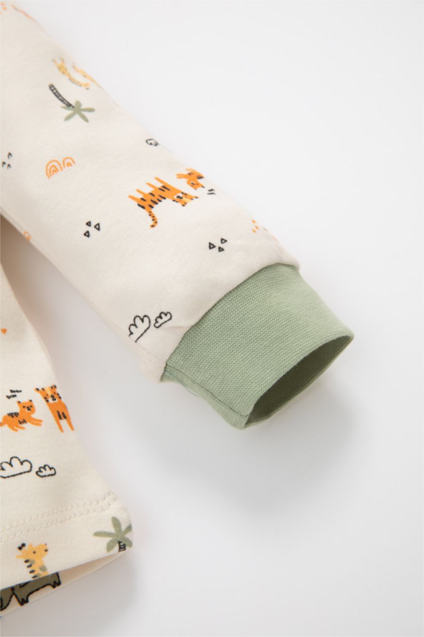 طفل صغير بيج فاتح طقم بيجاما بيبي اولادي ممشط قصة عادية بطبعة سفاري - قطعتين