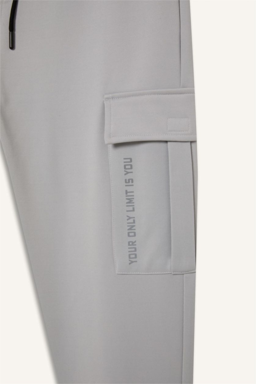 Erkek Açık Gri Sporcu Jogger Eşofman Altı Standart Fit Üç Cepli Beli Bağcıklı Lastikli Paça