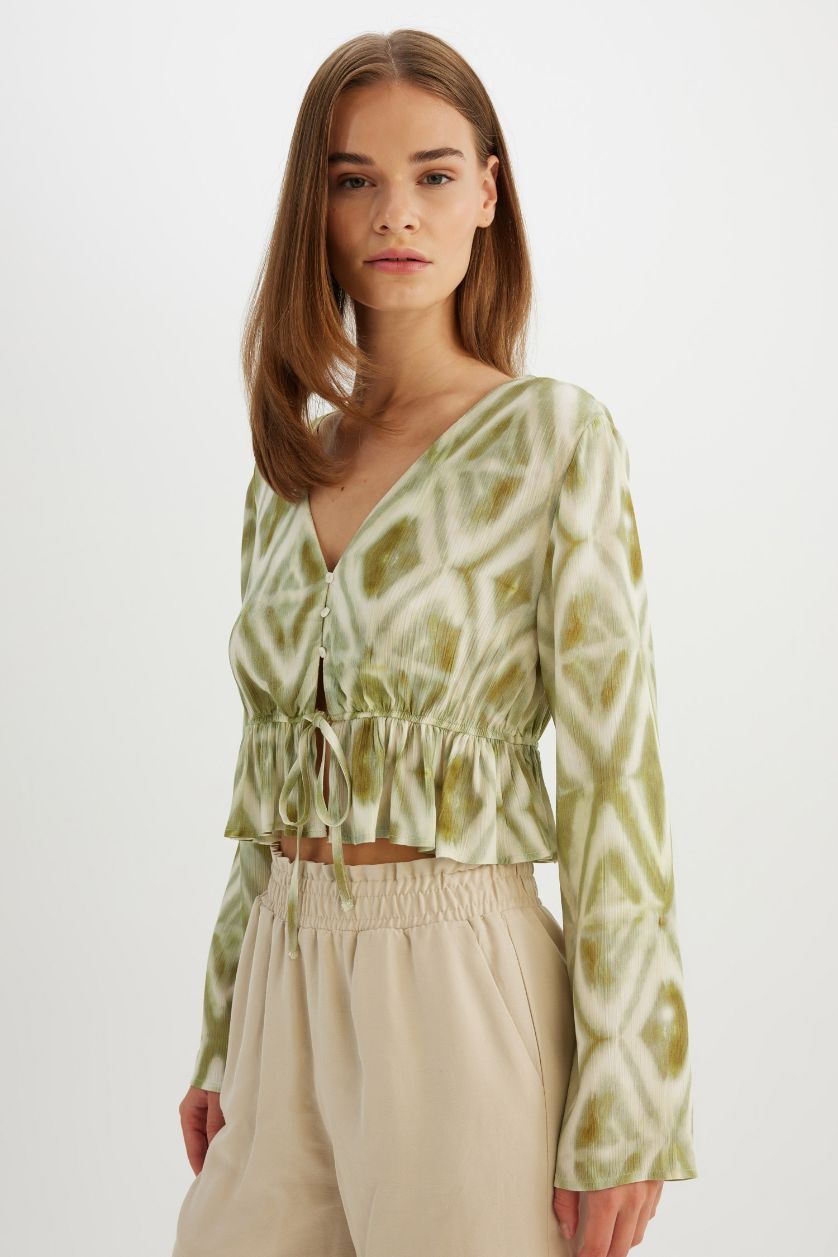 Woman Green Fitted V Neck Crinkle Viscose Long Sleeve Blouse