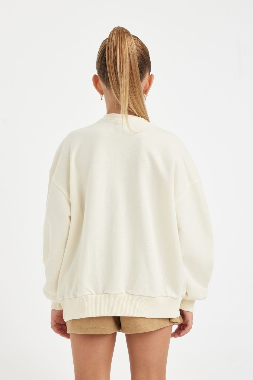 بنات بيج فاتح سويت شيرت واسع برقبة مستديرة