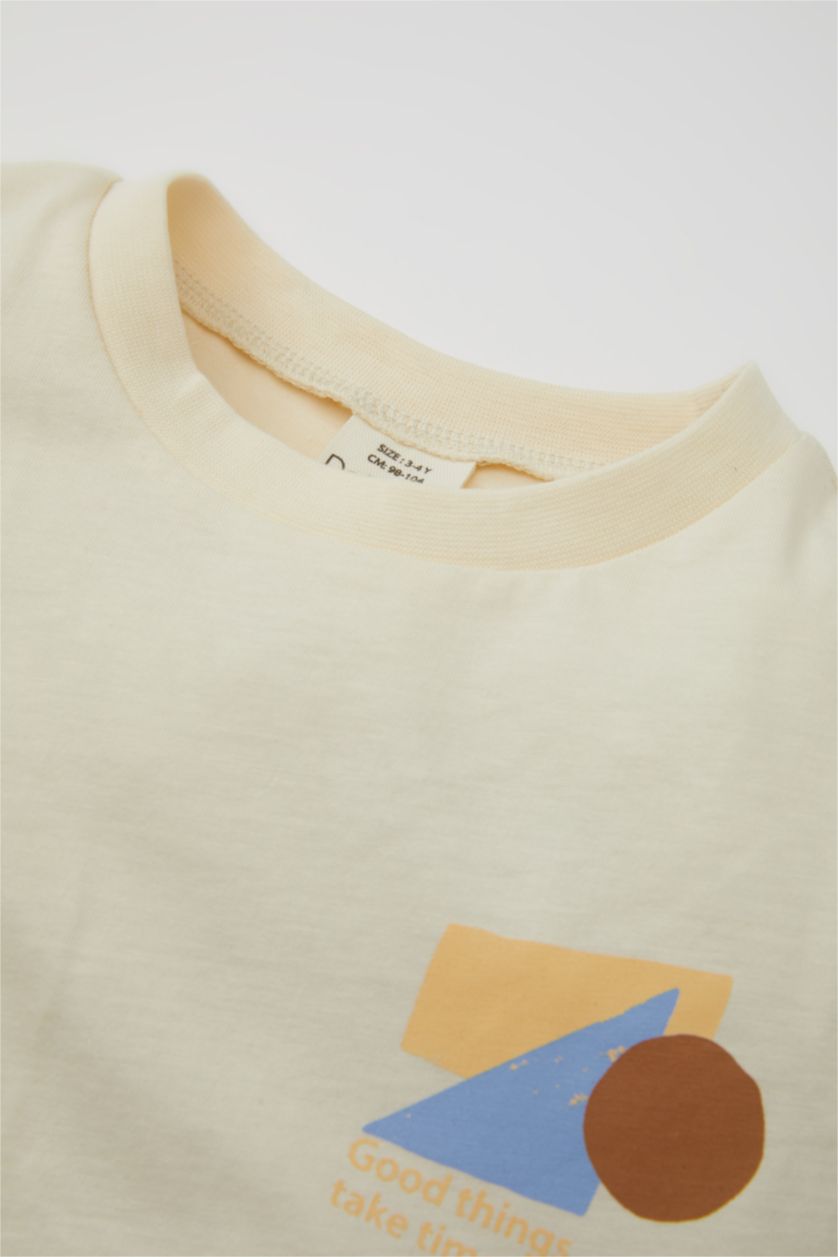 طفل صغير حجري فاتح تيشيرت ولادي نص ردن قصة عادية بياخة مستديرة