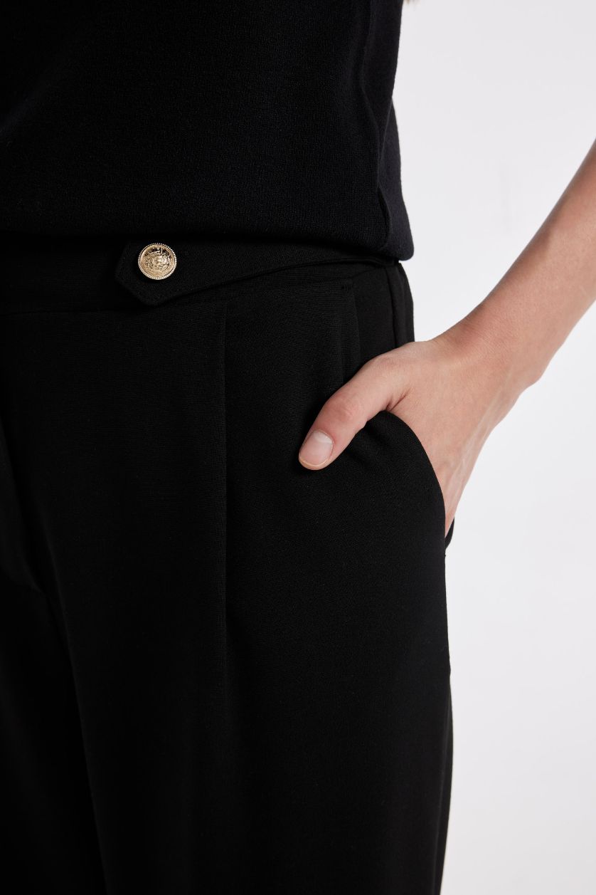 Woman Black Carrot Fit High Waist Trousers