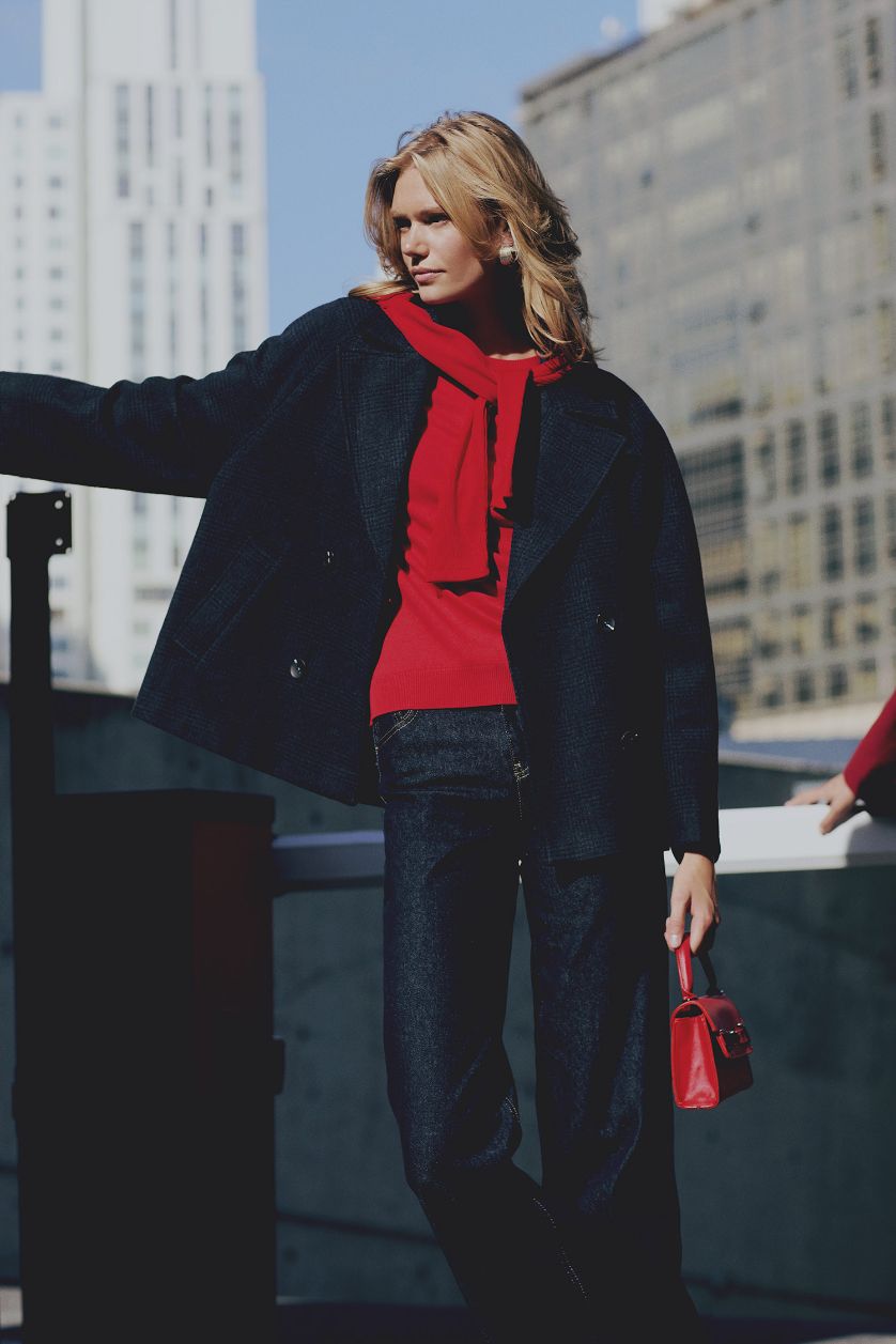 Kadın Lacivert Yün Karışımlı Relax Fit Kruvaze Yaka Düğmeli Kısa Kaşe Kaban