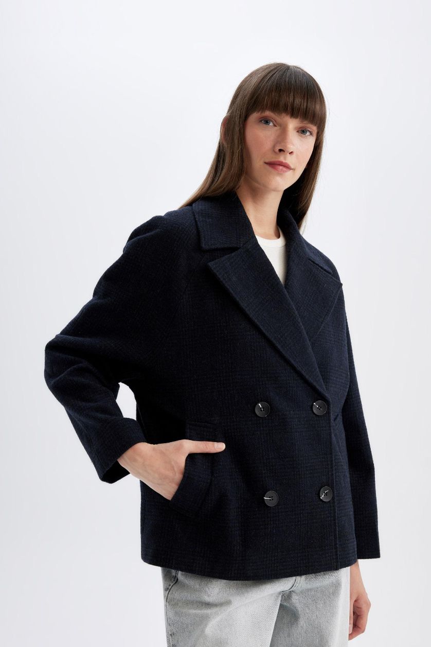 Kadın Lacivert Yün Karışımlı Relax Fit Kruvaze Yaka Düğmeli Kısa Kaşe Kaban