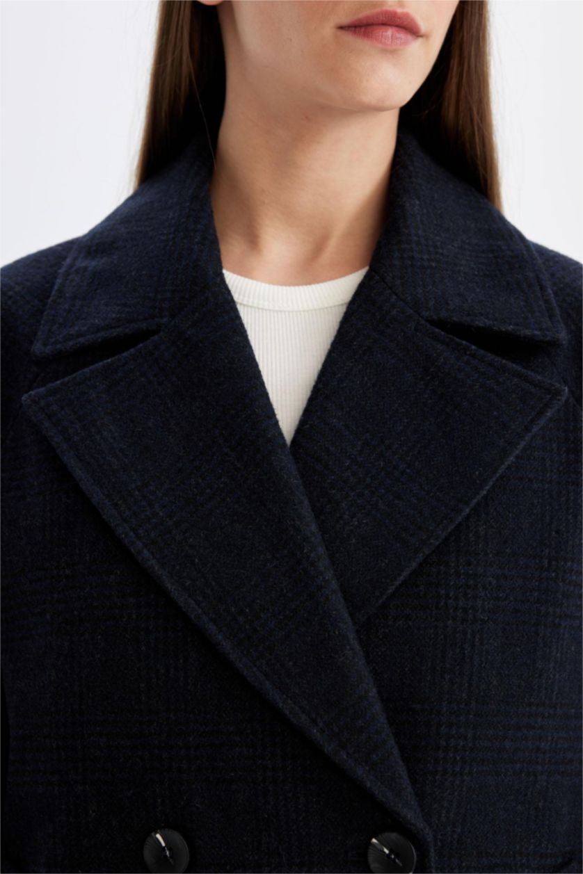 Kadın Lacivert Yün Karışımlı Relax Fit Kruvaze Yaka Düğmeli Kısa Kaşe Kaban