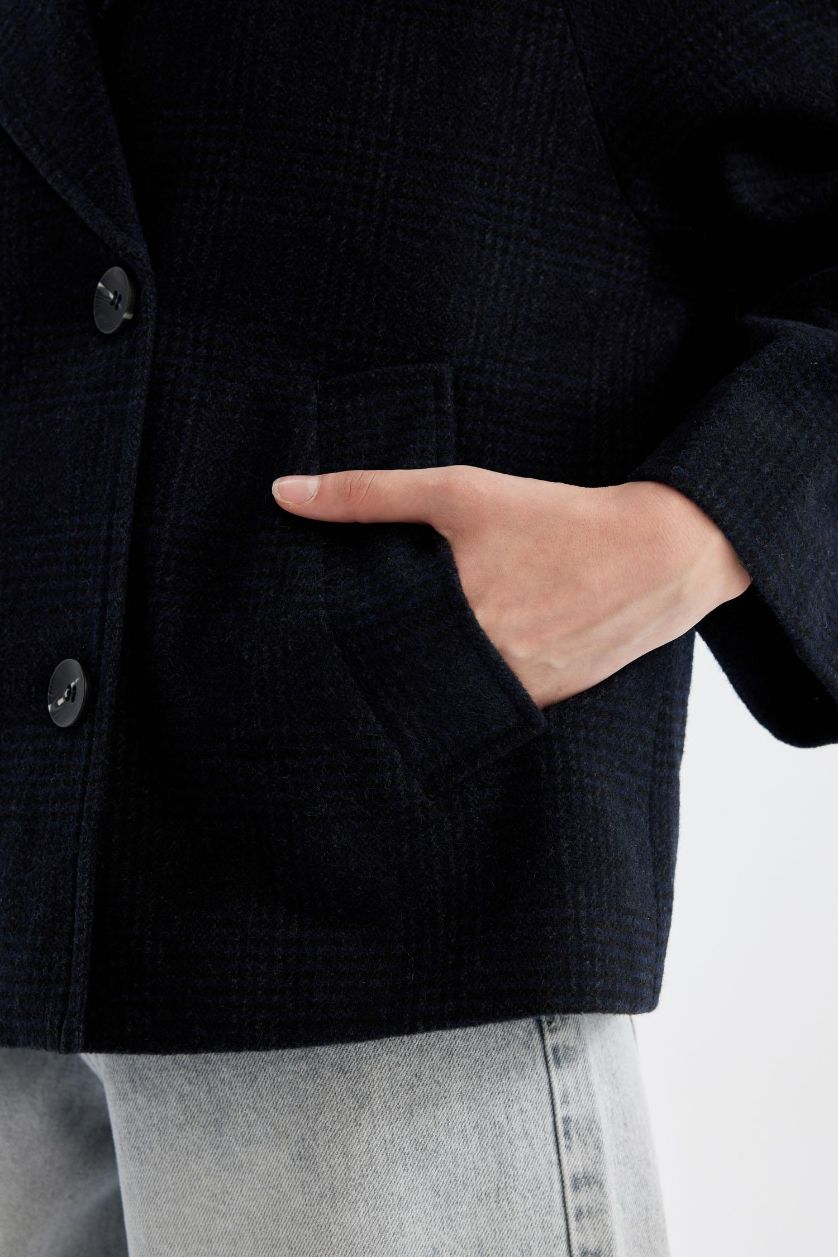 Kadın Lacivert Yün Karışımlı Relax Fit Kruvaze Yaka Düğmeli Kısa Kaşe Kaban