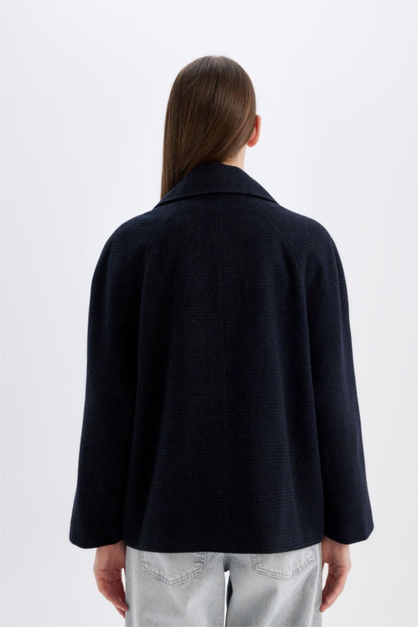 Kadın Lacivert Yün Karışımlı Relax Fit Kruvaze Yaka Düğmeli Kısa Kaşe Kaban