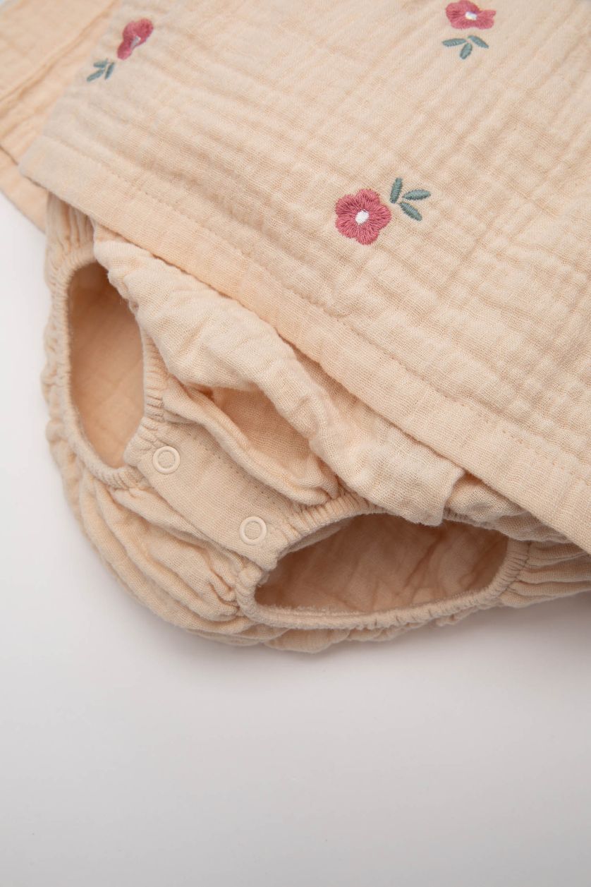 طفلة صغيرة بيج فاتح جمبسوت تطريز موسلين من قطعتين