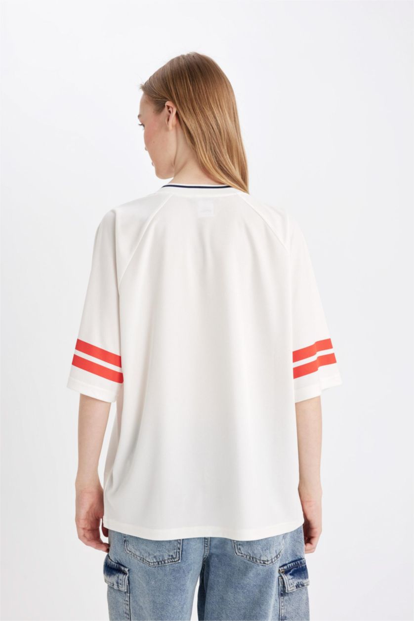 نساء اوف وايت تيشيرت نص كم واسع مطبوع برقبة V من هيلو كيتي