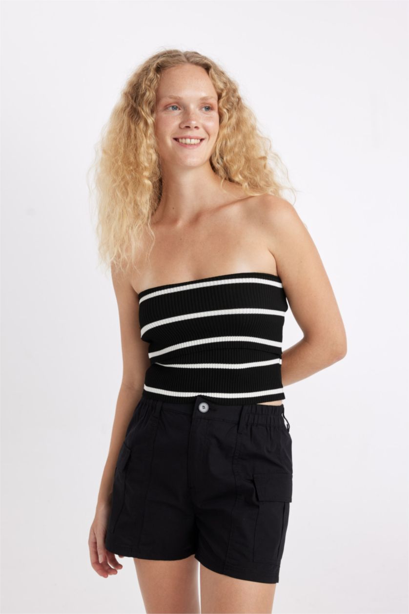 Woman Black Slim Fit Striped Strapless Crop Top