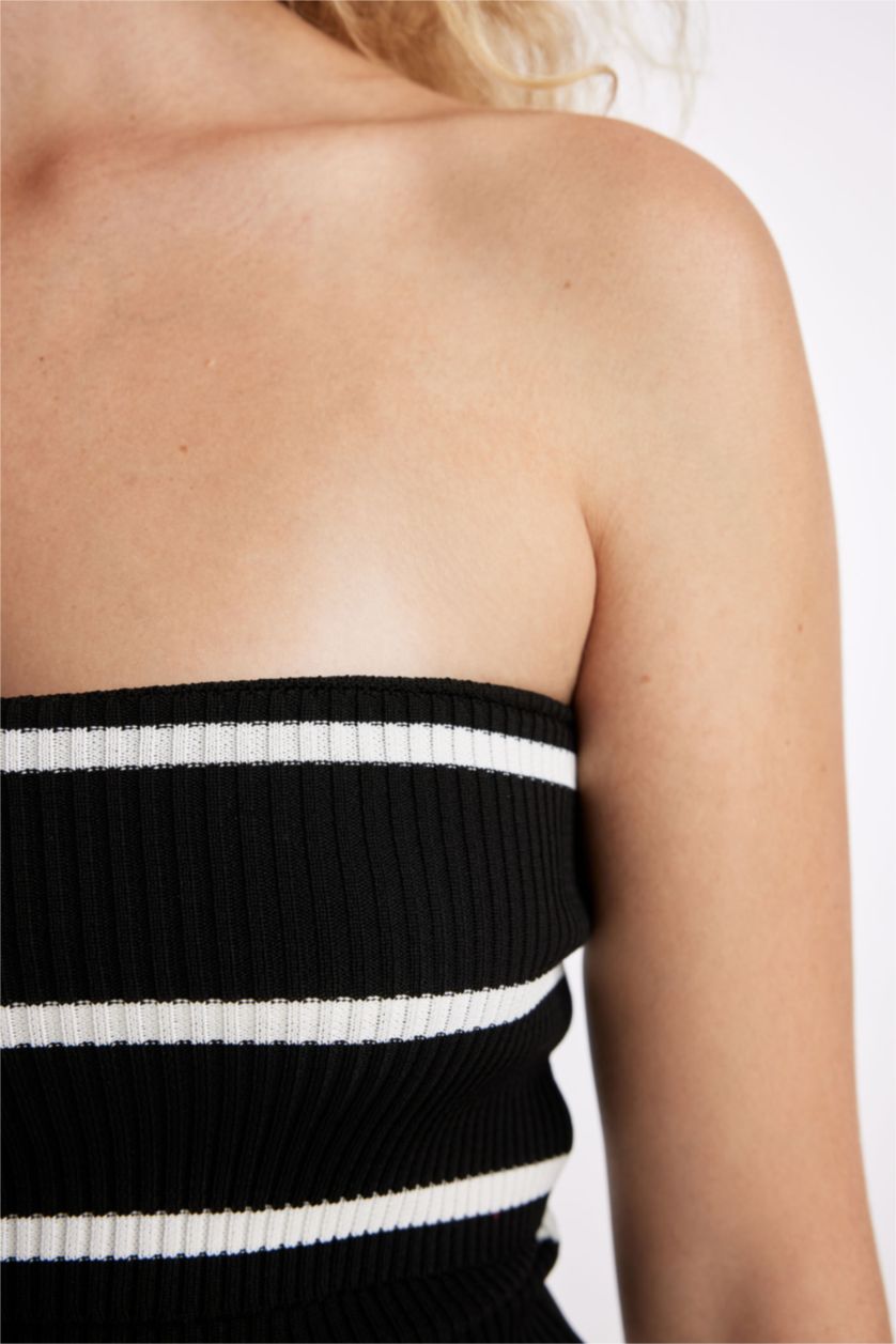 Woman Black Slim Fit Striped Strapless Crop Top