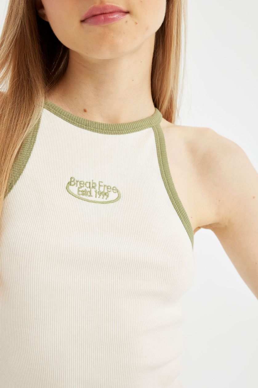 نساء اوف وايت تانك توب مضلع سليم فيت بطبعة شعار