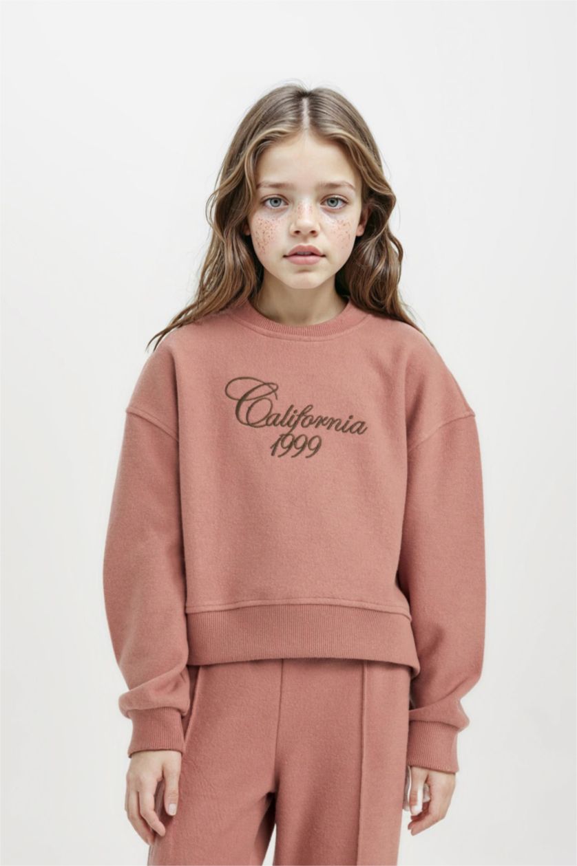 بنات وردي غامق سويت شيرت بطبعة شعار قصة عادية برقبة مستديرة