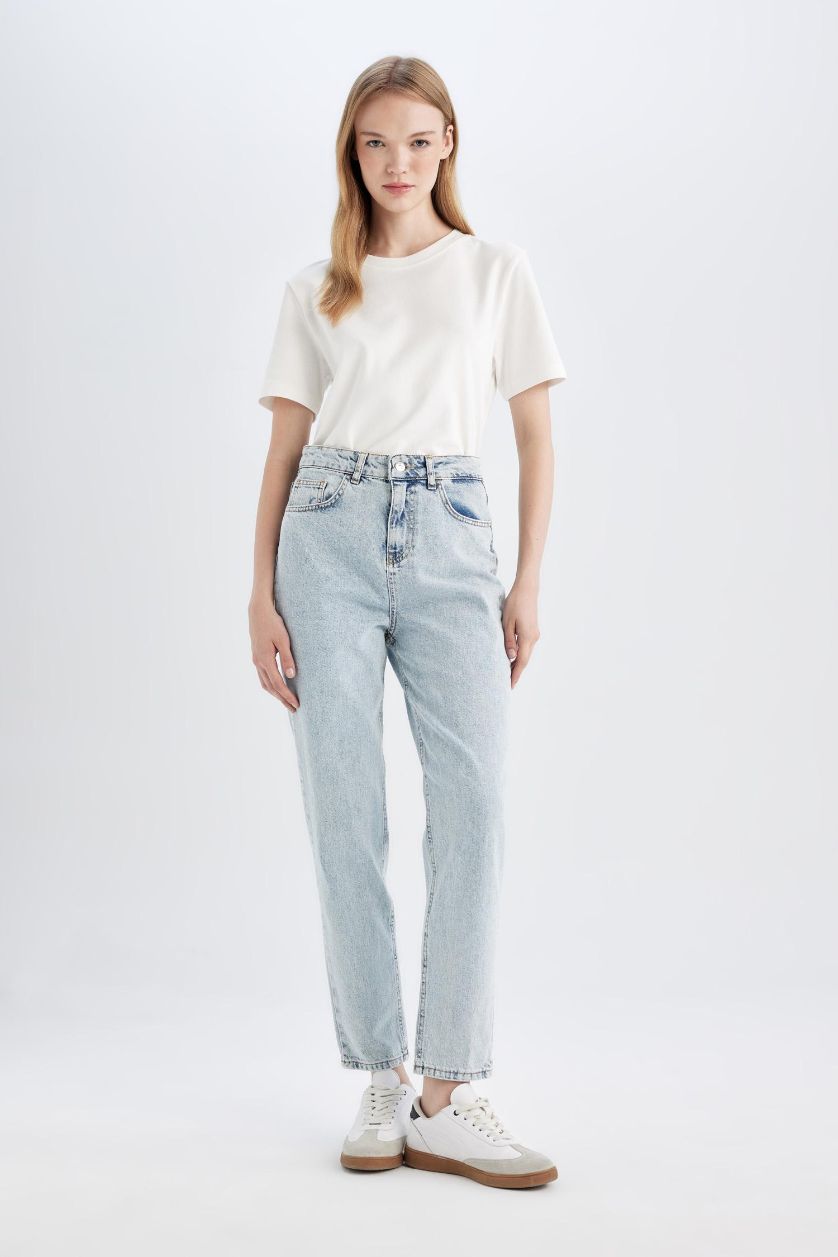 حريمي نيلي فاتح بنطلون جينز موم فيت بخصر عالي بقالب مريح ورجل ضيقة