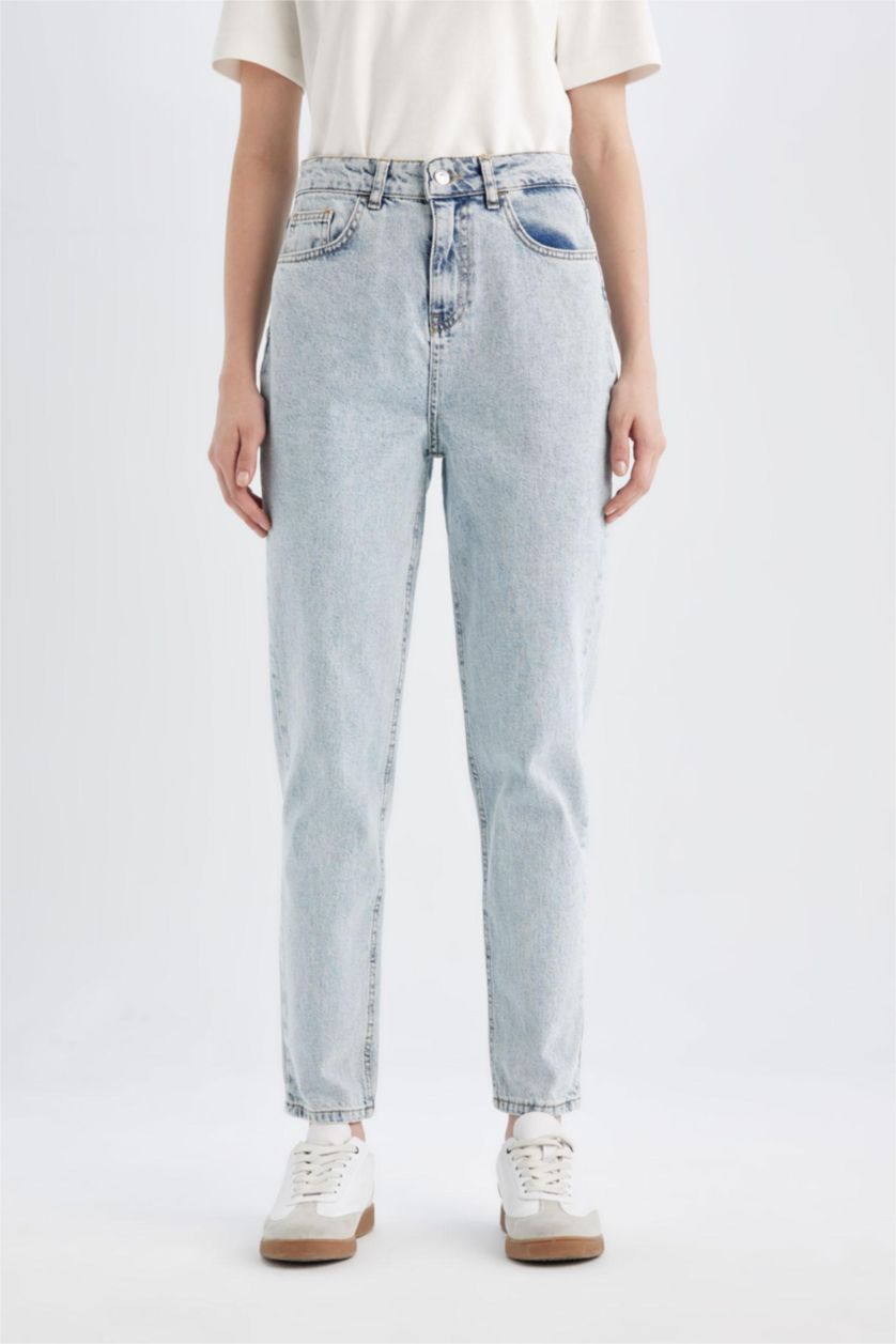 حريمي نيلي فاتح بنطلون جينز موم فيت بخصر عالي بقالب مريح ورجل ضيقة