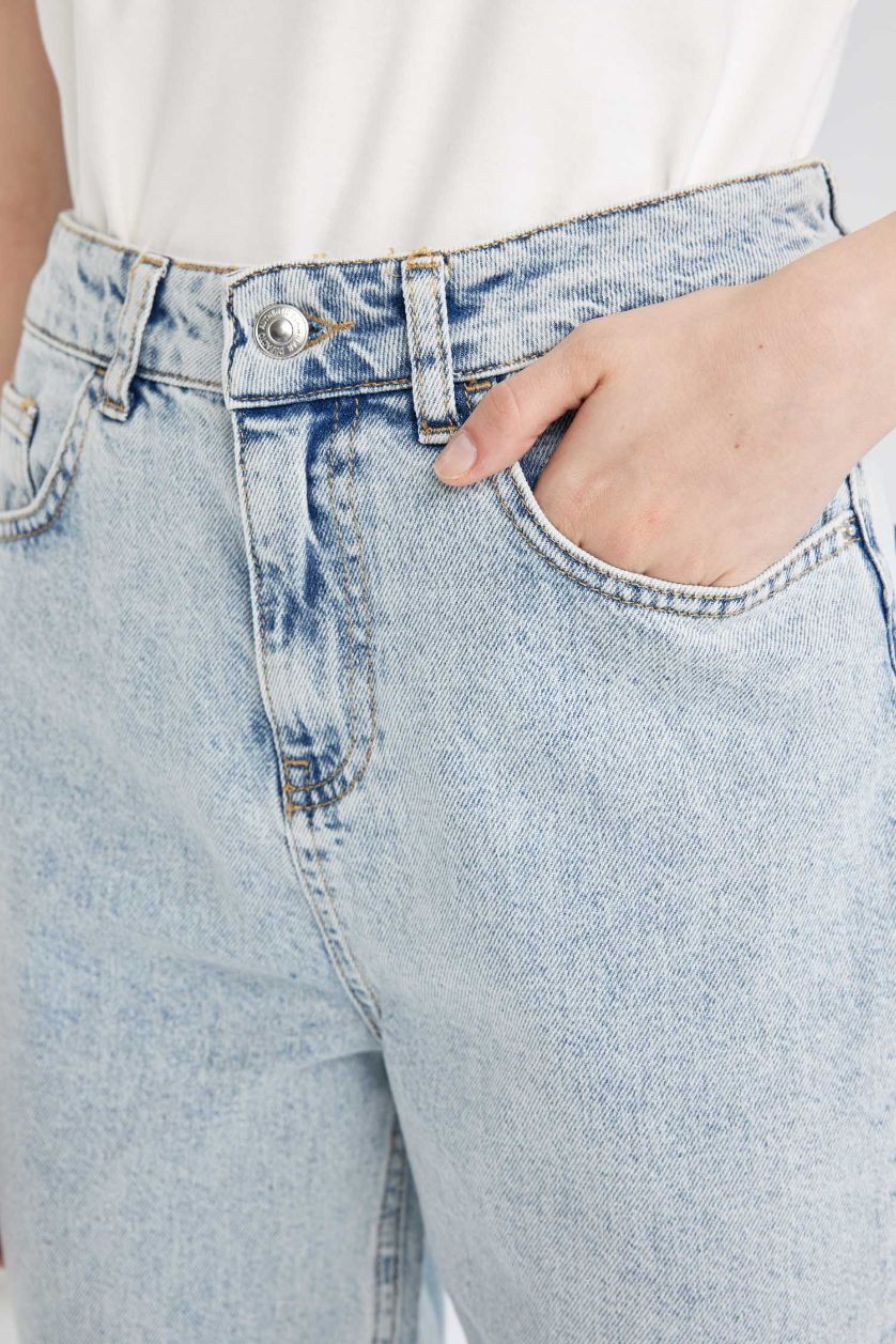 حريمي نيلي فاتح بنطلون جينز موم فيت بخصر عالي بقالب مريح ورجل ضيقة