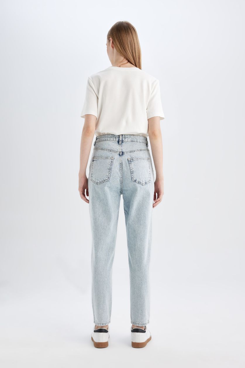 حريمي نيلي فاتح بنطلون جينز موم فيت بخصر عالي بقالب مريح ورجل ضيقة