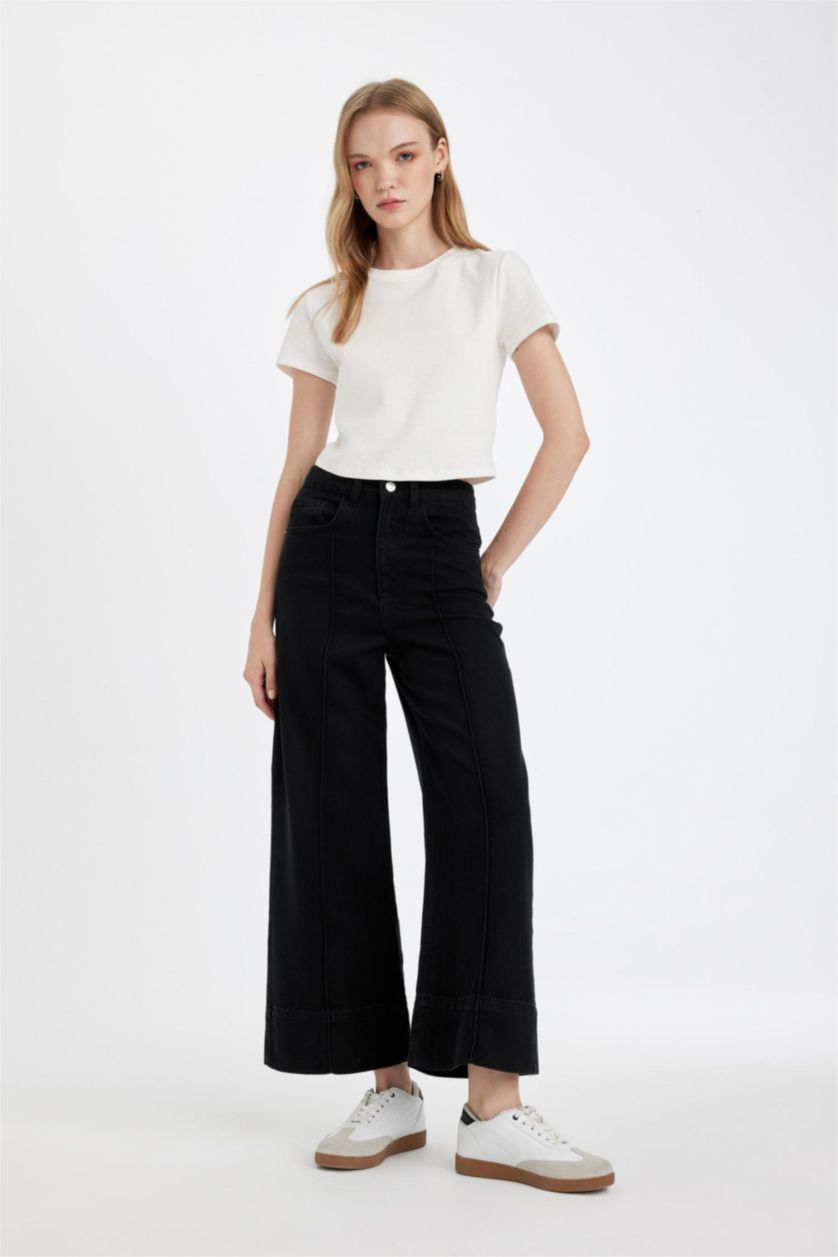 Woman Black Wide Leg High Waist Crop Jeans