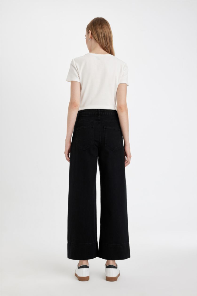 Woman Black Wide Leg High Waist Crop Jeans